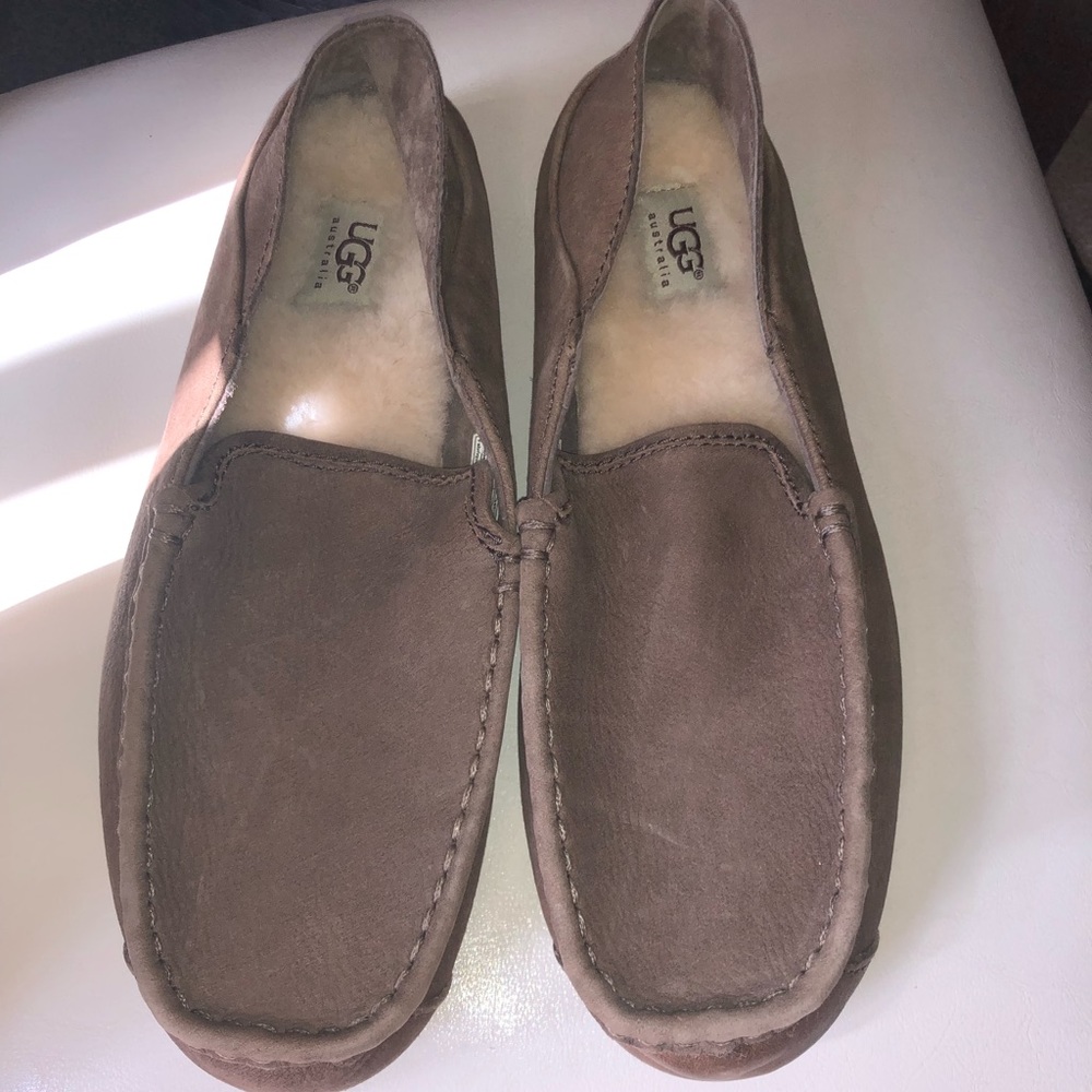 Distresses NEW UGG Slippers